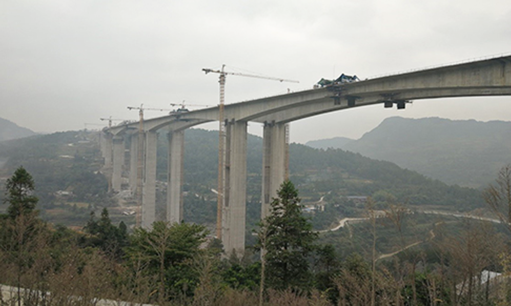 輪勢(shì)隨山度 　橋形跨山通——遵貴擴(kuò)容工程橋梁施工監(jiān)控項(xiàng)目新田坡特大橋右幅實(shí)現(xiàn)高精度合龍